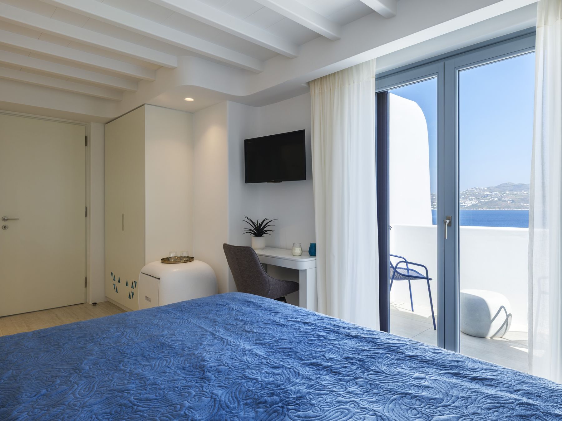 Bedroom with balcony and sea view